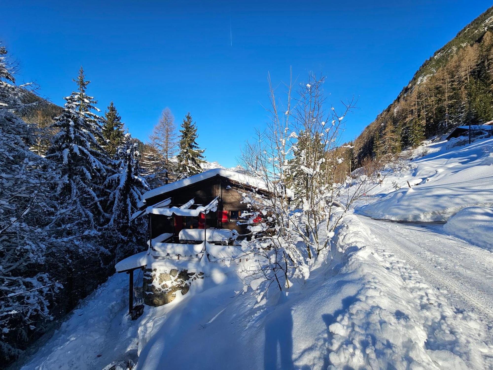 Petit Chalet Rustique Et Bucolique Bovernier Экстерьер фото